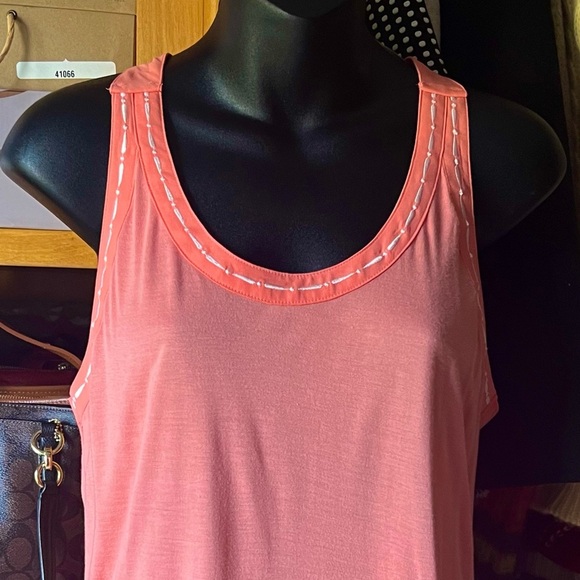 ⭐️BOGO FREE⭐️ Cute Tank with cutout back - Picture 3 of 9